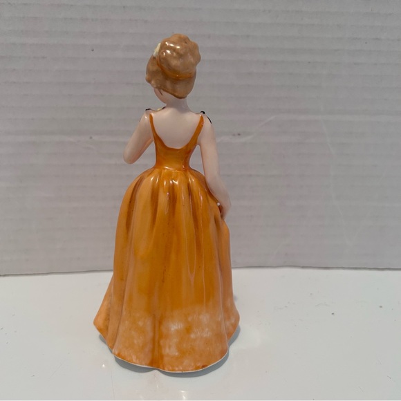 Maruri Masterpiece Beautiful Woman Figurine in yellow gown 5-1/4” tall - Picture 4 of 8